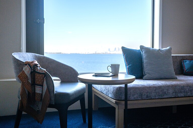 「静かに内省するホテルステイでは、やはり眺めのいいお部屋を選びたいですよね」（大草さん）。