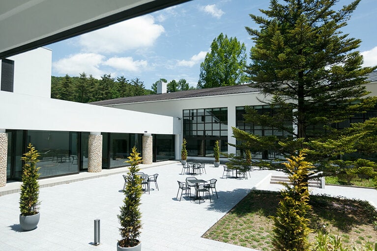 白亜の建物が並ぶリゾート。青空の下、中庭で過ごすひとときも素敵。