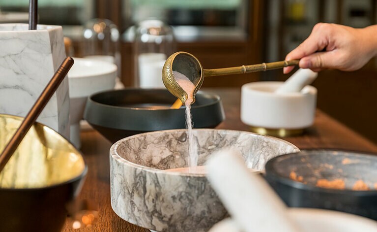 太陽光が入り気持ちのいい「トニック・アトリエ」で、スクラブ材作り。