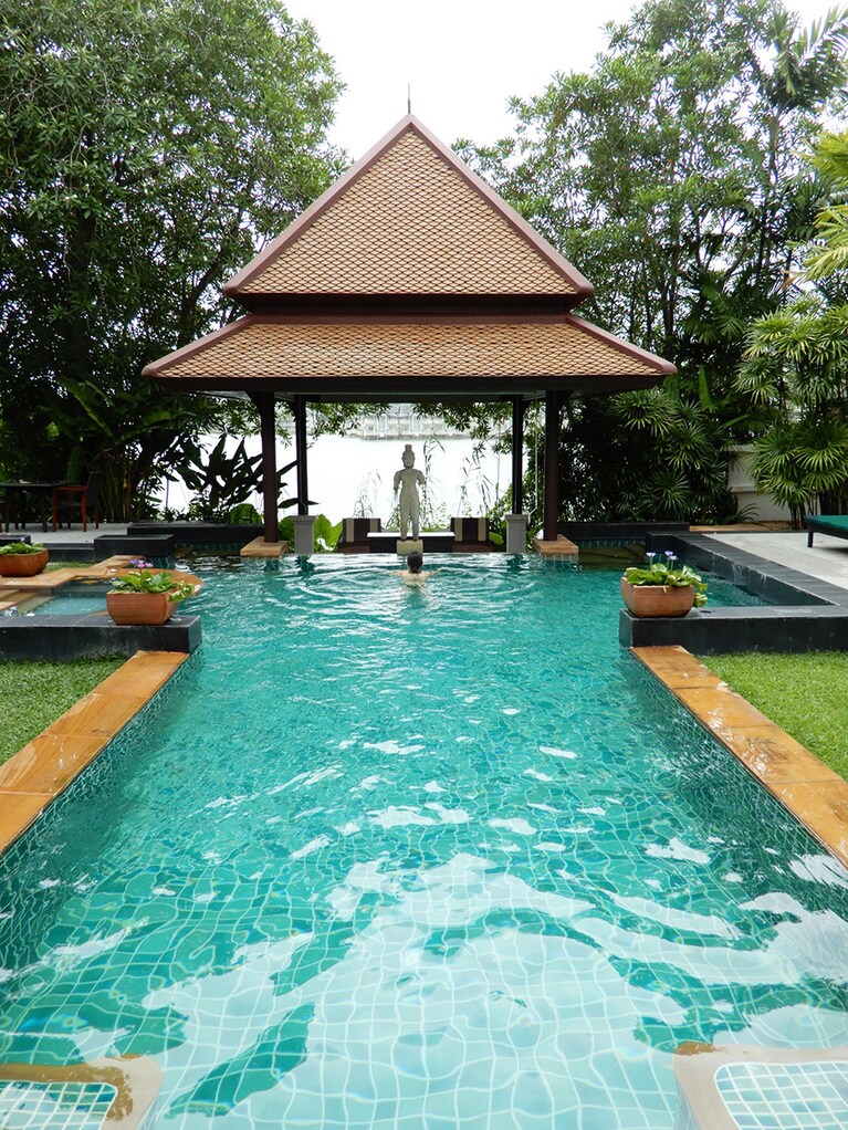 プールヴィラのすぐ向こうにラグーンが見える。