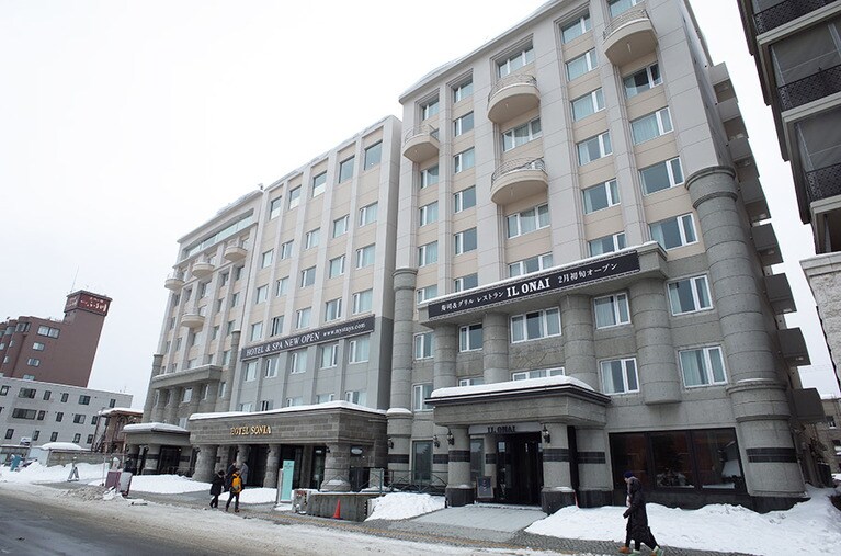 ヨーロッパの街並みを彷彿させる「ホテルソニア小樽」の外観。3つに分かれている中央の部分が新築棟だ。