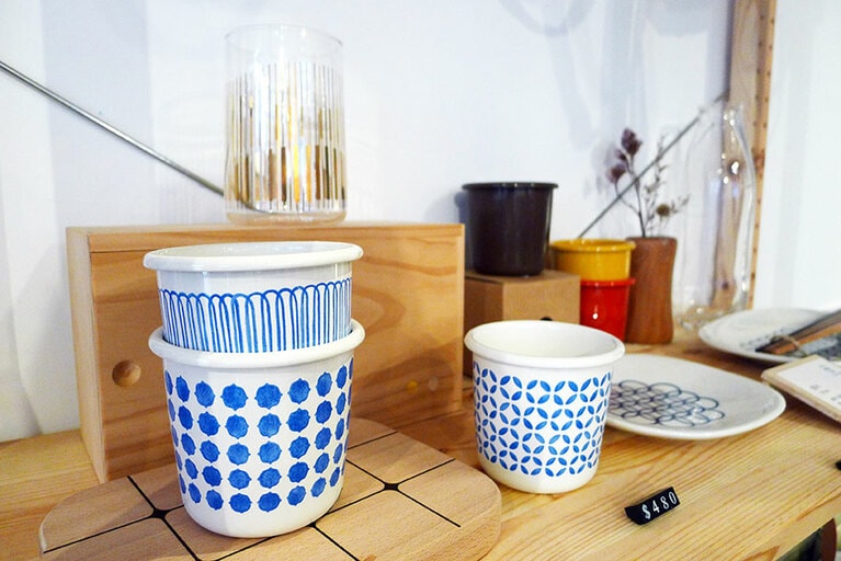 さりげなく台湾らしさを感じさせる器です。ビビッドなホーローカップも人気があります。