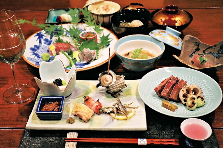 この季節、この場所の味わいを多種多彩に取り揃え、非日常を楽しませてくれる「水鞠」の懐石料理。