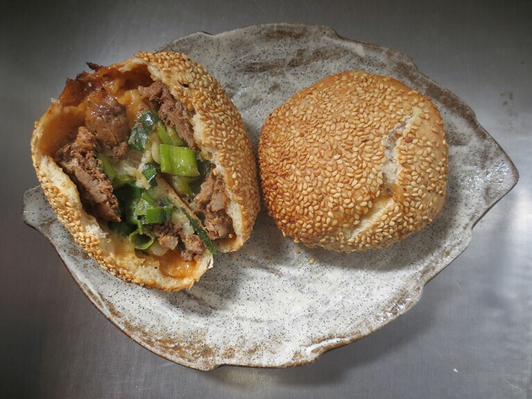 「甘味噌味」1個380円。甜麺醤ベースの甘辛い味わいの後、胡椒がピリリ。