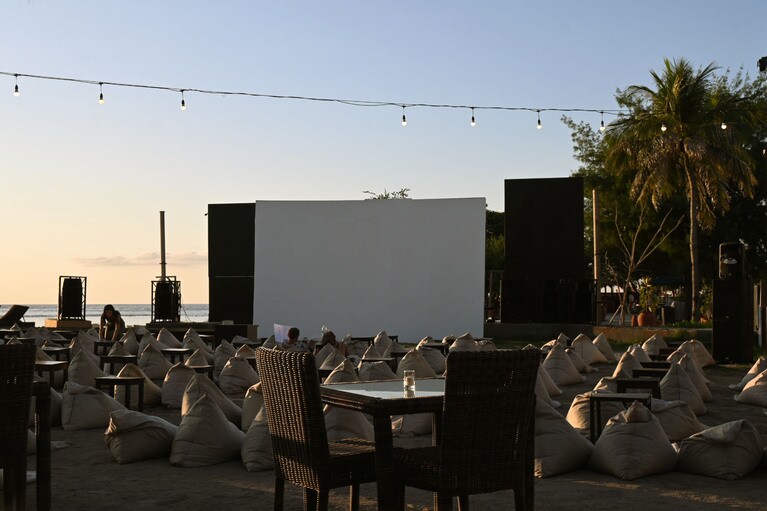 日没後、上映時間にはこのクッションがすべて埋まります。