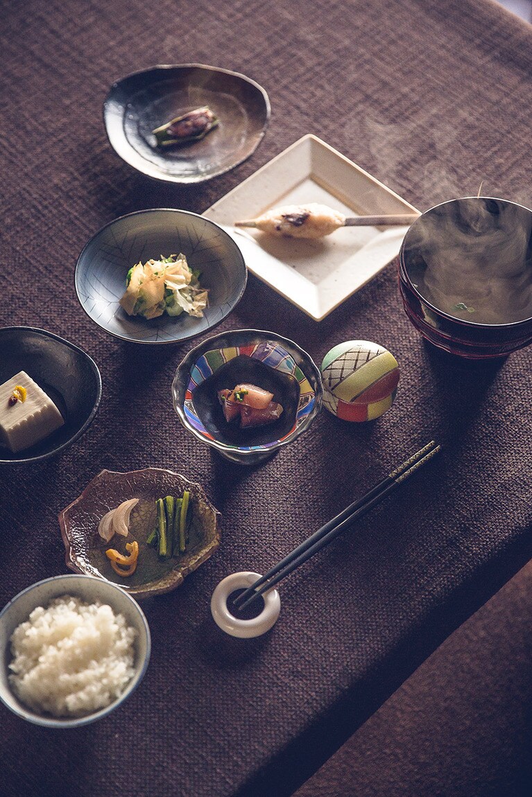 朝の食卓には昔ながらの能登の味がいろいろと。いしりで漬けた大根を炭火で炙るべんこうこ、ごはんを何杯もお替りしたくなる二年物のこんかさば、大きな輪島塗の椀でいただくアツアツのあら汁。これもまた能登の口福。
