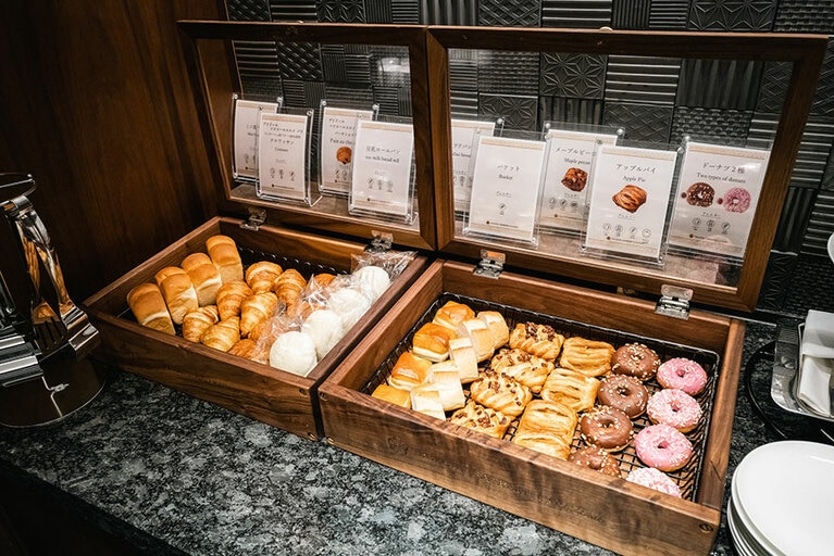 朝食ビュッフェで提供されるベーカリー類。