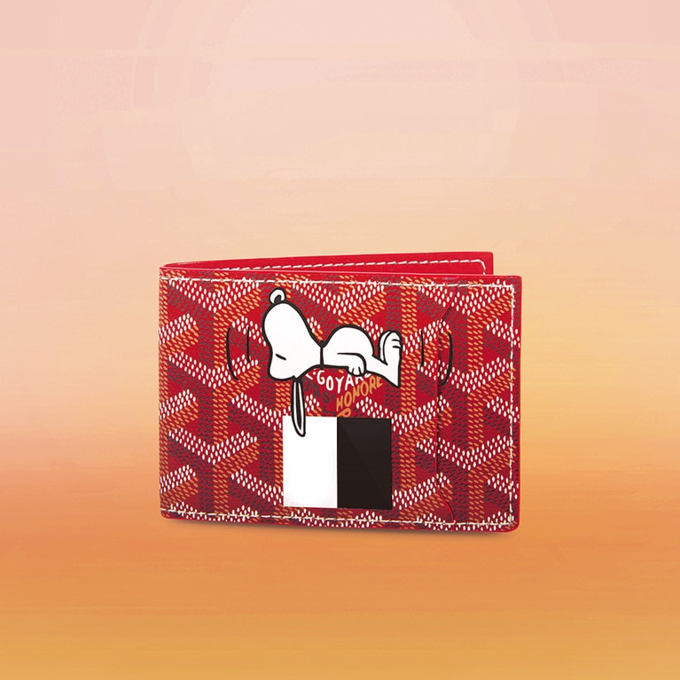 財布／Insert Victoire Wallet (赤)43,519円(税抜き)、スヌーピー・マーカージュ55,556円(税抜き)。