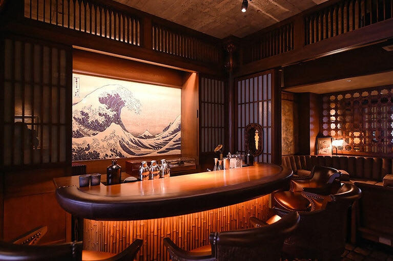 2階の「Savor」は、葉巻を楽しむ会員制ラウンジで、カクテルも葉巻と相性の良さが計算されている。ゆったりした椅子やソファで特別な時間が過ごせるエグゼクティブなフロア。壁にかかるのは葛飾北斎の「富嶽三十六景」。