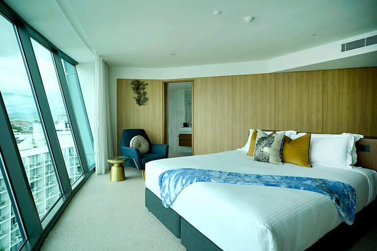 タワーにある“パノラミック・シー”。こちらは11階。タワーの形状により窓の傾斜が面白い。マリーナも一望できる。