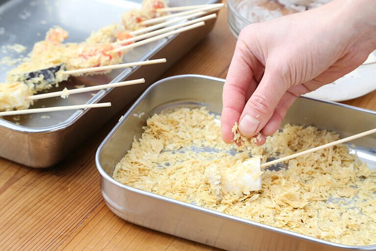 野菜類を一口大にカットし、串に刺して、バッター液、湯葉の順に衣付けをする。170度くらいの中温の油できつね色になるまでじっくりあげる。