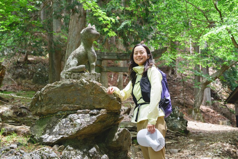 狛犬ではなく阿吽のオオカミが登山客をお出迎え。