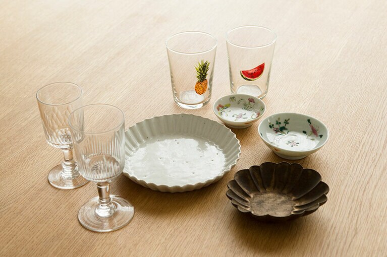 夏にぴったりなガラスや白磁、青磁、ダークカラーのうつわ。