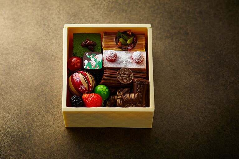 上段には、和柄が美しい手毬チョコをはじめ、館内にある美術品をモチーフにした 天井画ショコラが並んでいます。