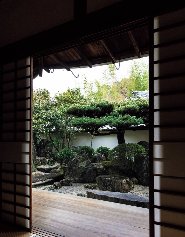 「書院の間」から覗く「上の石庭」。千利休が豊臣秀吉のため、手前の平らな「沈香石」の上に花を生けたという逸話が残る。