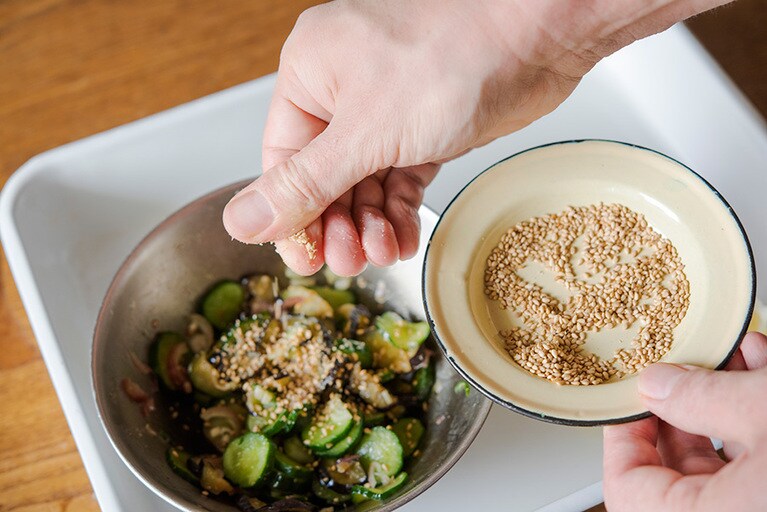 ごまをまぶす時に、指先でごまを擦りながら加えると、すり鉢などを使わなくても、香りよいごまの風味をプラスできます。