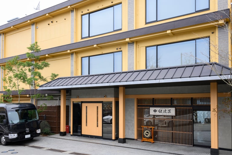 「銀波荘」。自慢の絶景露天風呂は、瀬戸内海を一望できる源泉100％掛け流し。