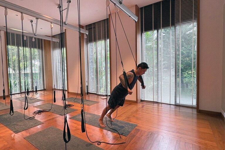 日替わりのエクササイズのひとつ、サスペンション フィットネス トレーニング。無理なくストレッチができます。