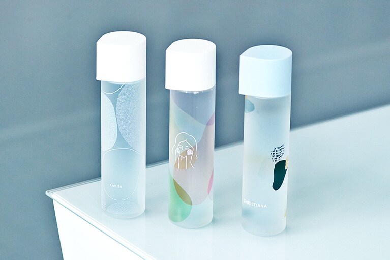 好みのデザインボトルを選び、名前を印字できる店舗独自のサービス。ローションの詰め替えが付いてくる。