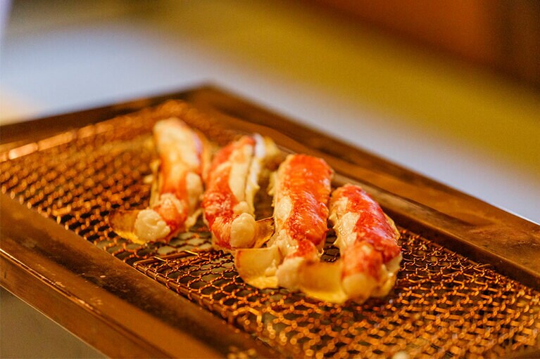 たらば蟹の炭火焼き。身の輪郭がきりっとしていて、旨みと甘みが濃い。