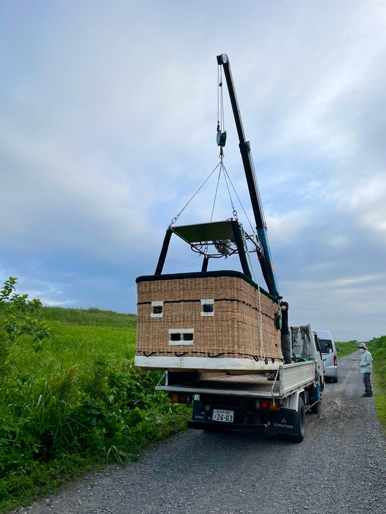 片付けが終了したら、集合場所まで運びます。Photo: Yuki Sato