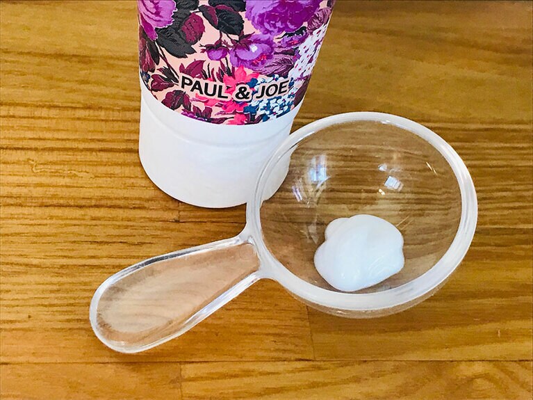 とろんとしたゆるめのクリームで、肌へのなじみも速い。でも長時間ベタつくようなことはなし。香りは、「ホットアップルサイダー」と甘めで温かみのある香り。