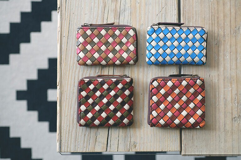 レザーを巧みに編み込んだアクロス ミニウォレット(上)とハーフウォレット(下) 各10,000円。