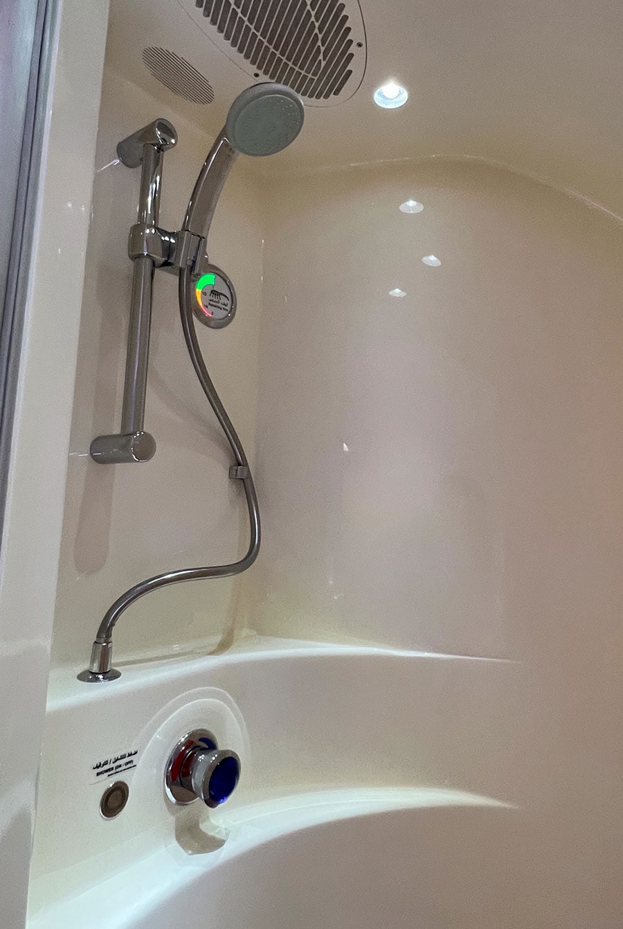シャワーはボタンを押すだけで出したり止めたりできる。水が少なくなると残量表示が赤くなって分かりやすい。