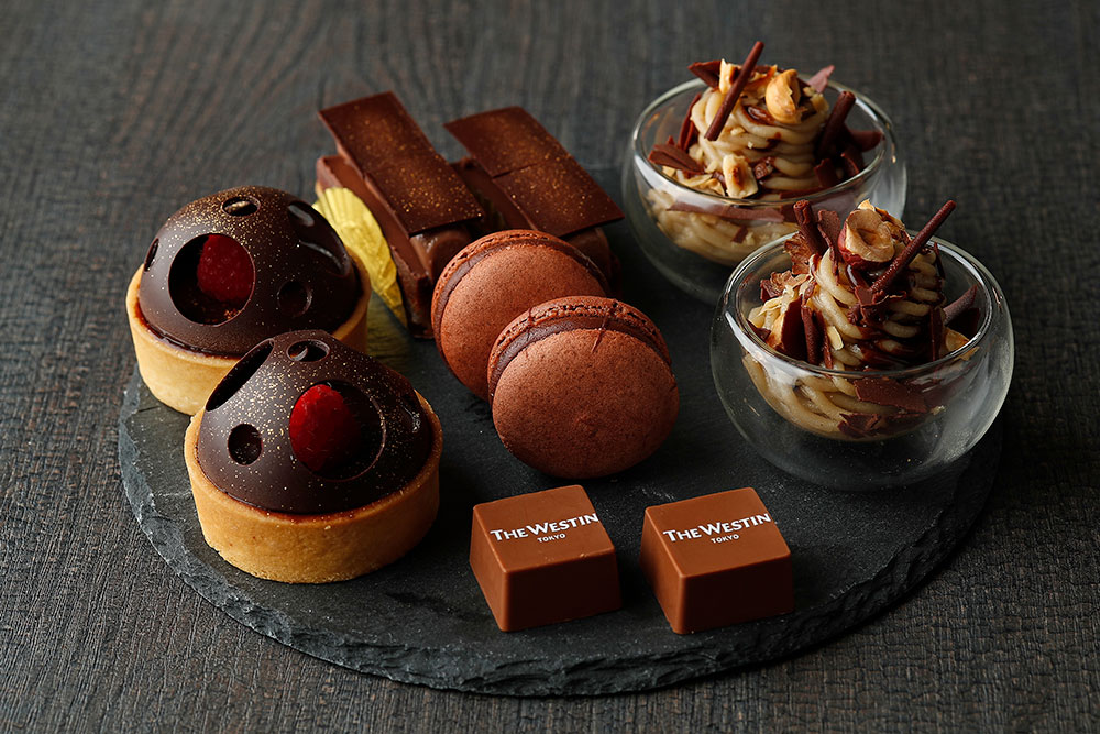 上段のメニューは、タルトショコラやチョコレートマカロンなど5種のチョコレートアイテム(写真は2名分のイメージ)。