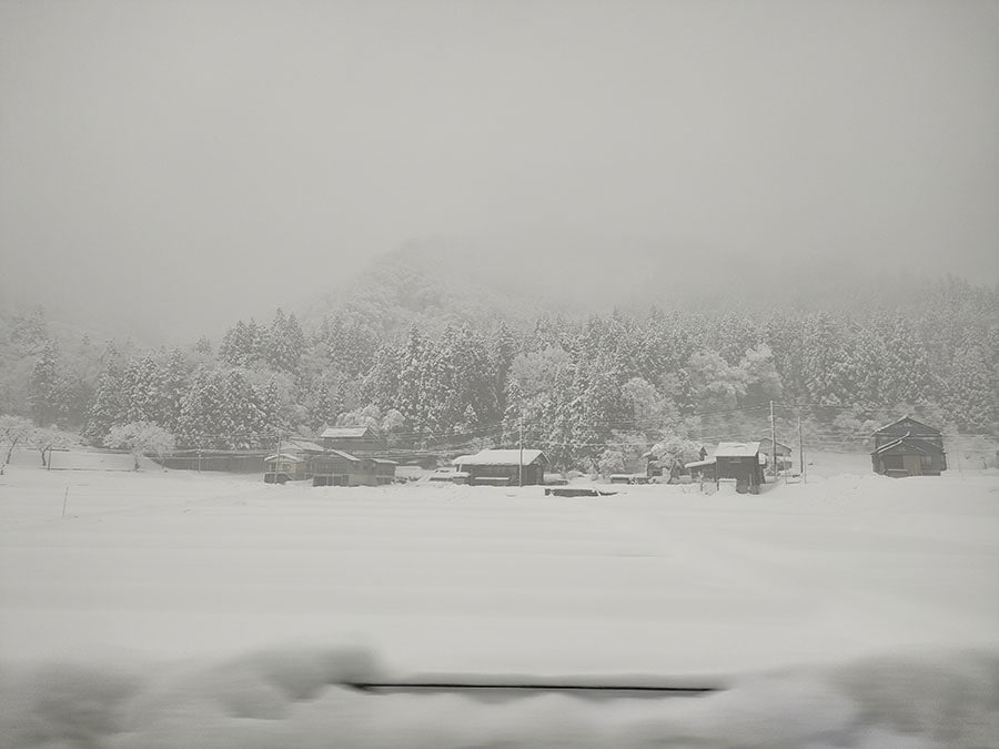 豪雪！ と思いきやこれでも雪が少ないそう。松之山温泉に向かうバスの窓から。