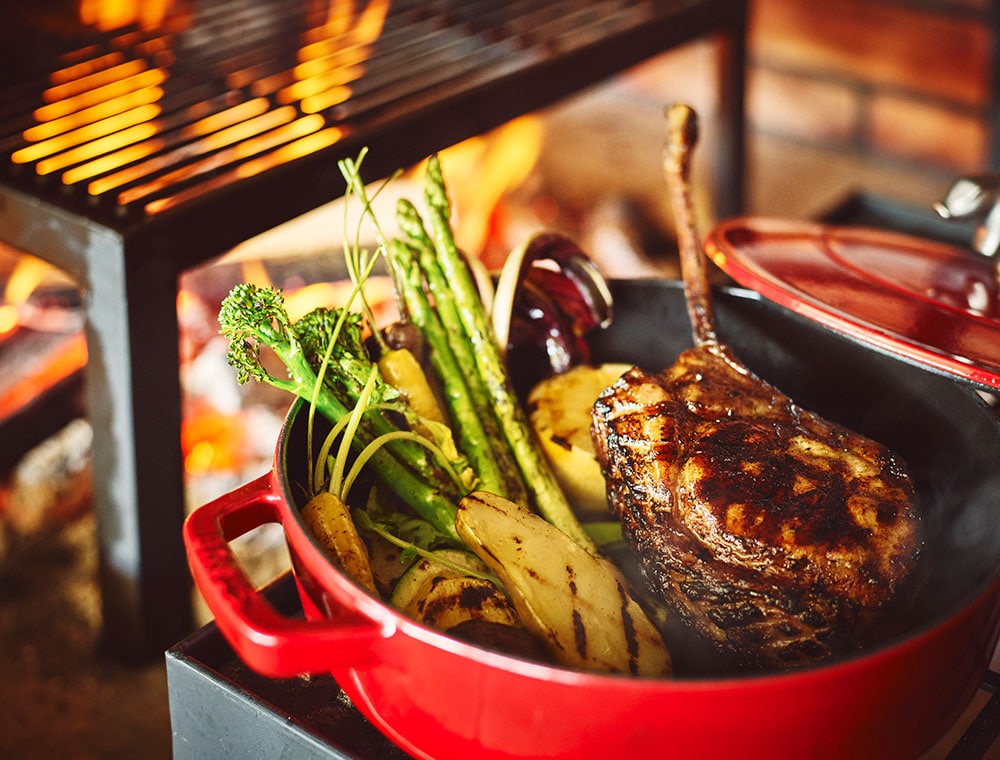 レストランのシンボルである、大きな暖炉で調理された迫力ある料理には地元食材がふんだんに使用されている。