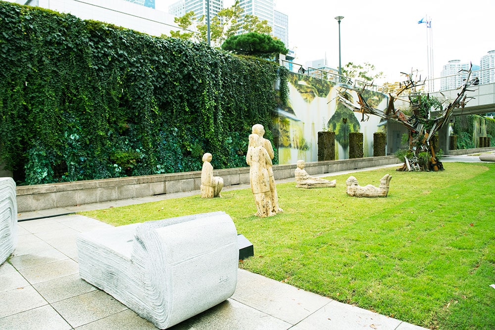 【釜山市立美術館】環境に配慮して設計された本館に接するアートガーデン。