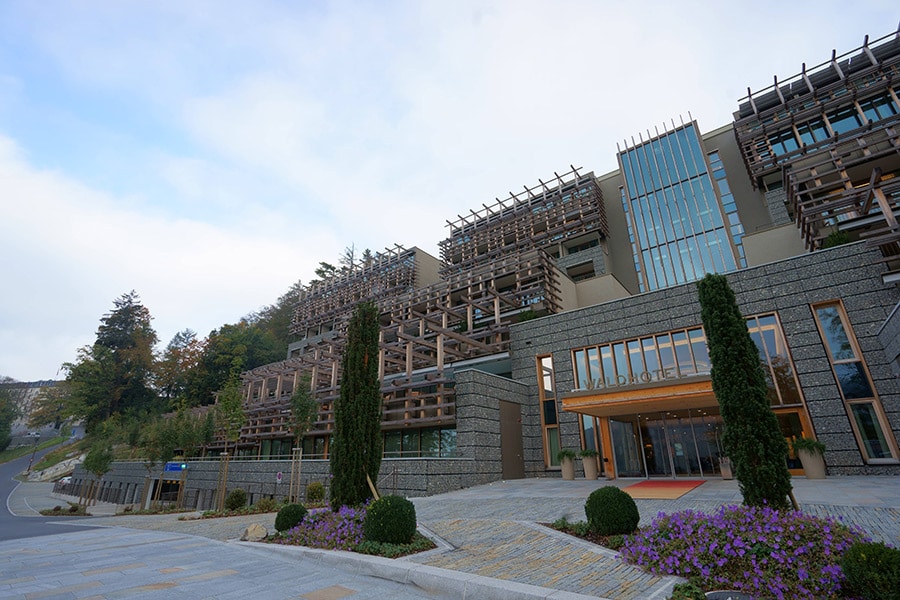 「ヴァルトホテル ヘルス＆メディカル エクセレンス」の外観は、石と木を多用した複雑な形をしたデザインだ。