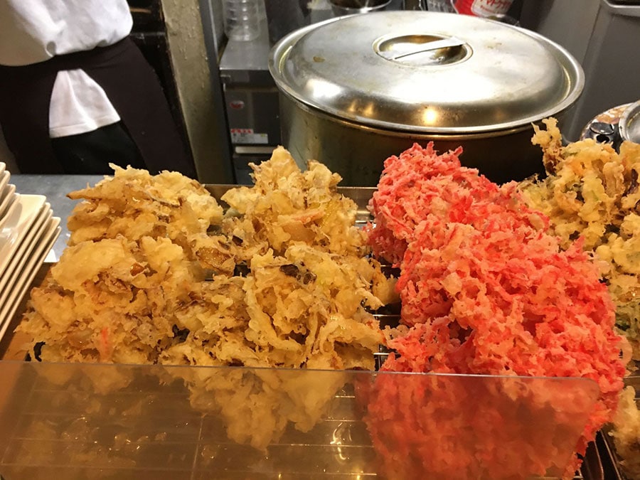 綺麗な天ぷらが並ぶ。左からかき揚げ天、紅しょうが天。