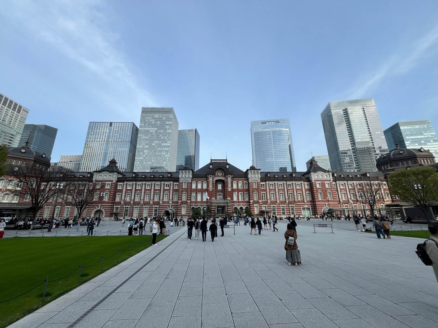 検出対象の写真。正解は「東京駅」