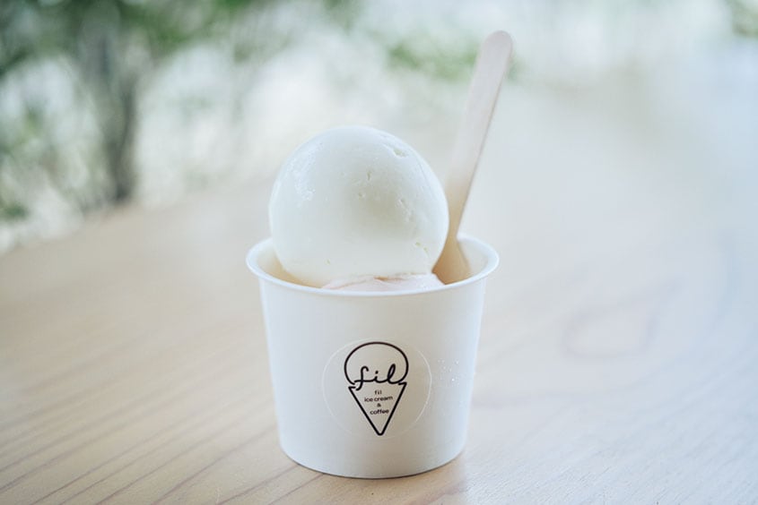 「fil ice cream ＆ coffee」【千本松牧場】の牛乳を使ったミルクと、プラムヨーグルト。ダブルは550円。アレルギーを持つ方のために、メニューの半分はプラントベース。