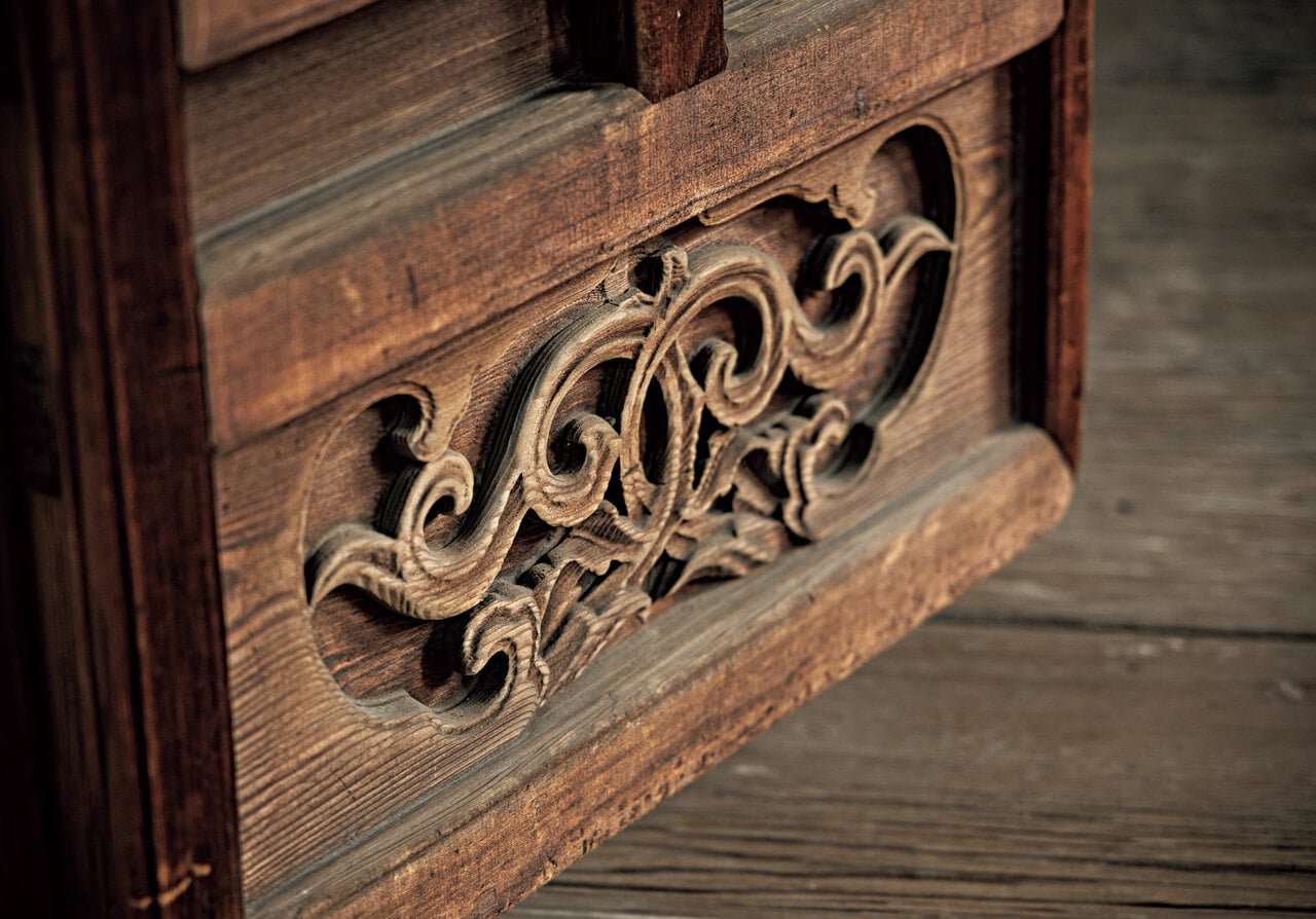 方丈内部の足元にも濃やかな装飾が施されている。