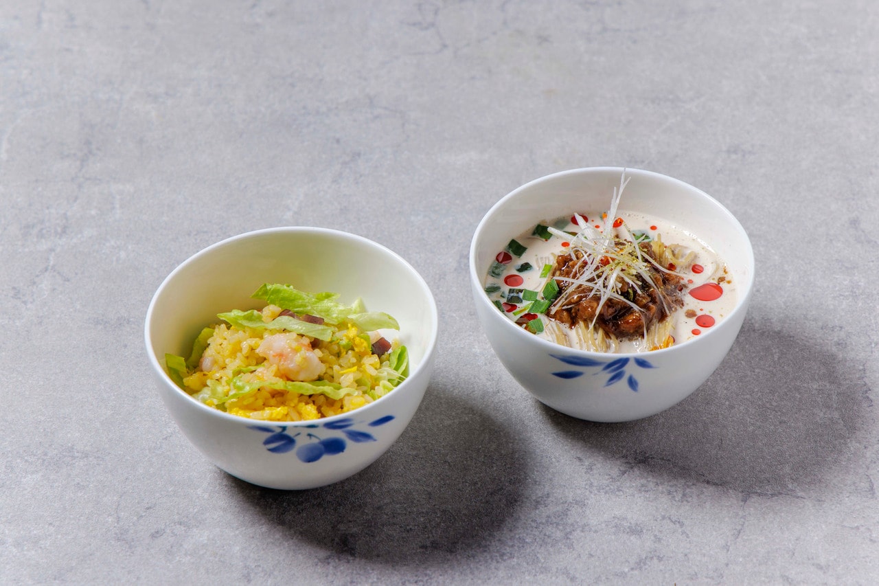 左：「叉焼入り炒飯」600円、右：「名物くるみ入り小さな担々麺」800円。