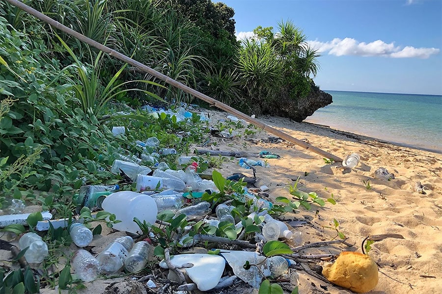 西表島のビーチに打ち上げられた大量の海洋ごみ。写真提供＝Us 4 IRIOMOTE