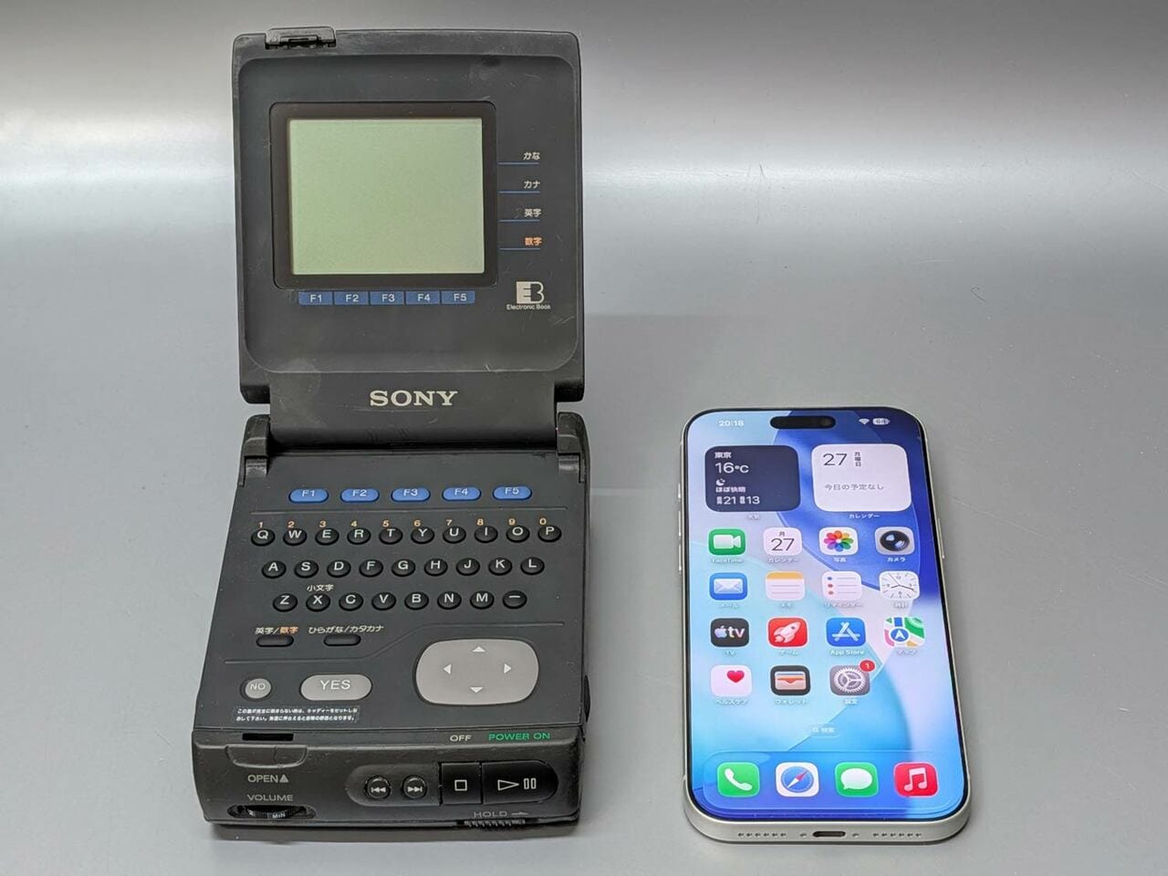 現行のスマホ（右、iPhone 17 Pro Max）との比較。物理キーボードを搭載するとはいえそのボディは巨大です