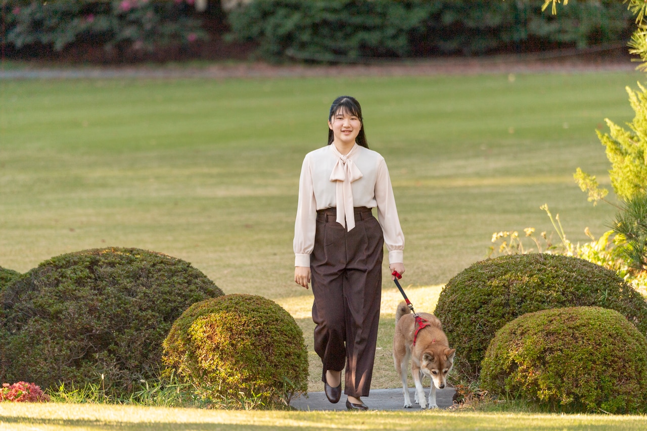 19歳の誕生日を迎えた愛子さまと愛犬の由莉（宮内庁提供）