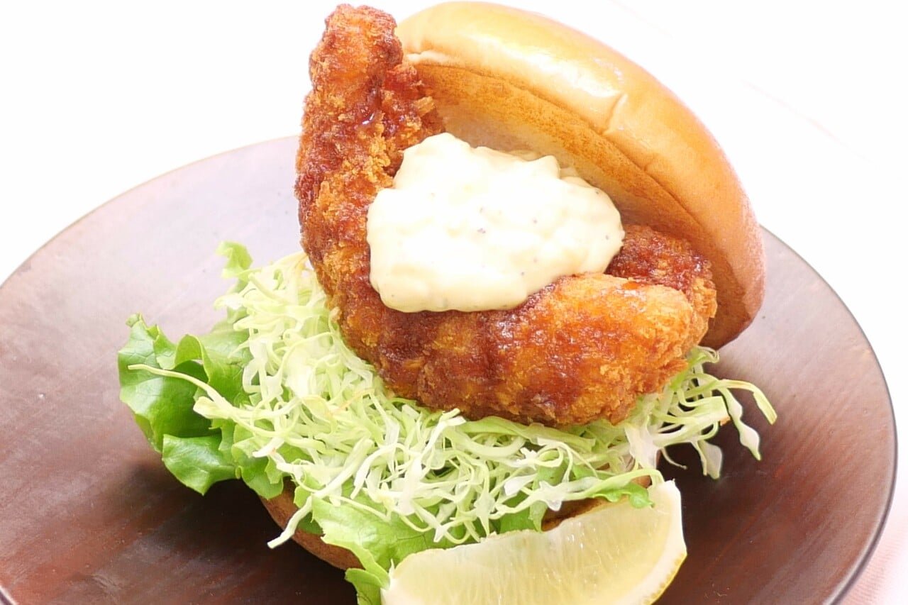 『モスの匠味』海老エビフライバーガー ～くし切りレモン添え～／780円。
