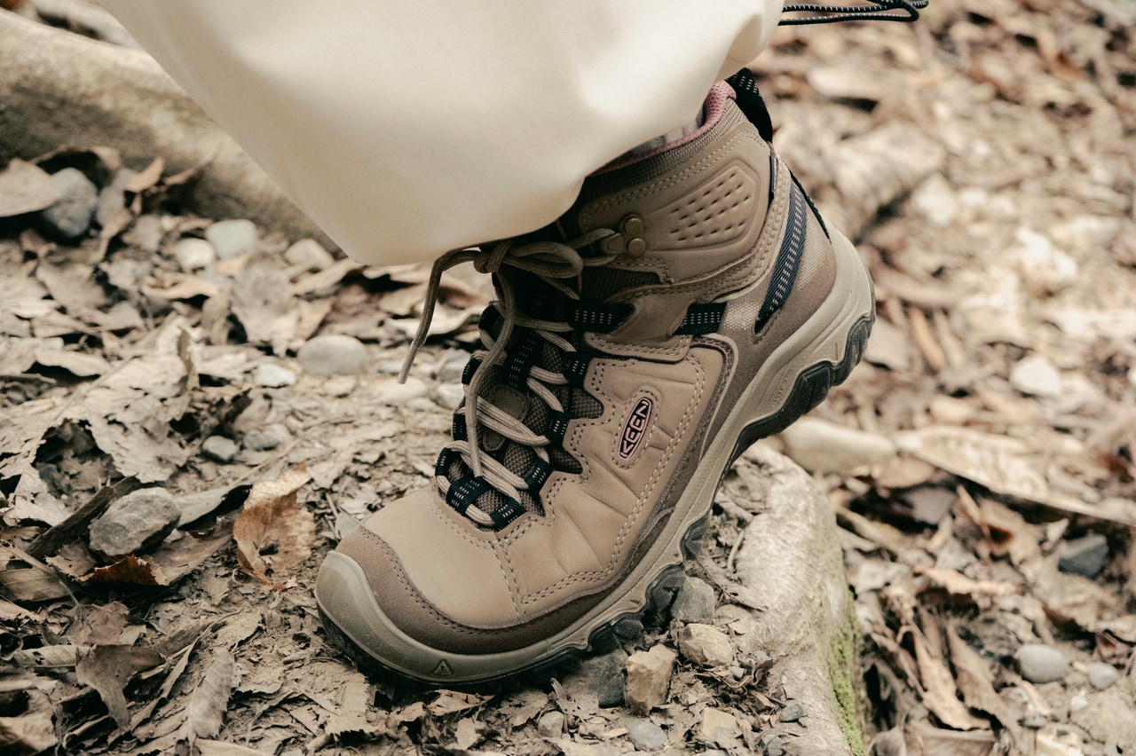 「キーン」の原点である“つま先を守る”設計を継承し、歩くときの足の動きを妨げないよう、足の関節の可動域に合わせてアッパーに切れ込みを入れた構造に。足を曲げたときにも無理な負担がかからず、自然な歩行をサポートしてくれます。