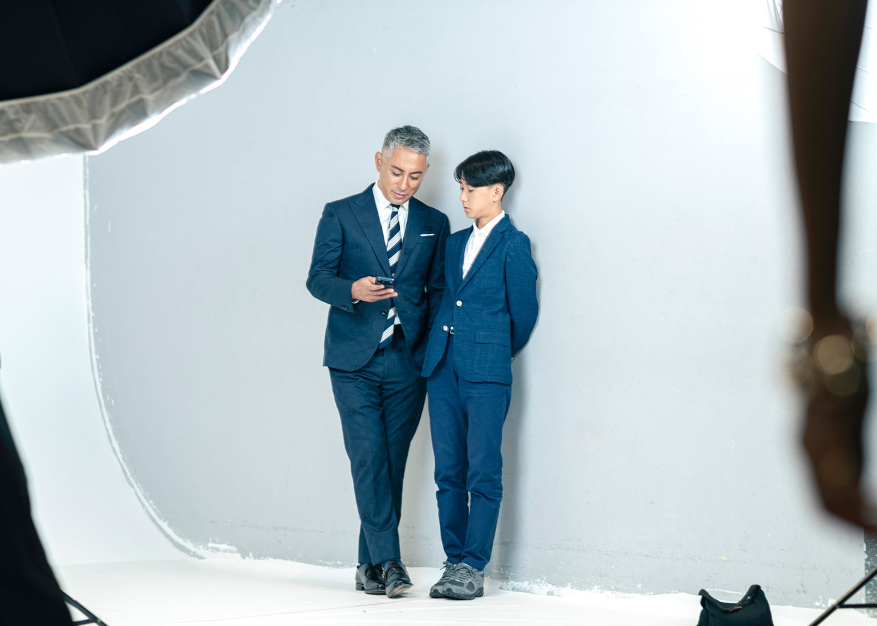 二人の仲の良さが伝わるワンシーン。ⓒ文藝春秋