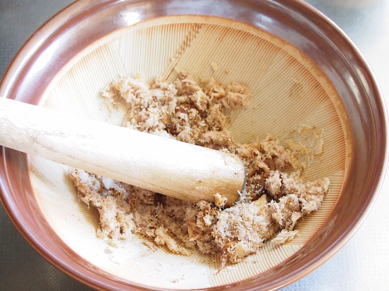 すり鉢に白ごまを入れよくする。(2)の鯵、味噌を入れて混ぜながらする。