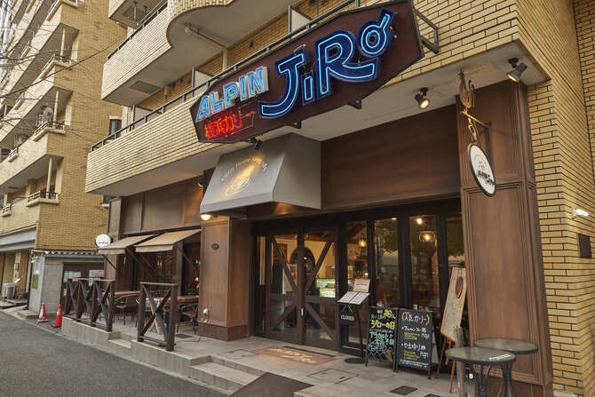 1971年の創業当時から変わらない、小麦粉を一切使用しないスープ状のサラサラのカリーを提供。北海道で有名なスープカレーとは全くの別物。