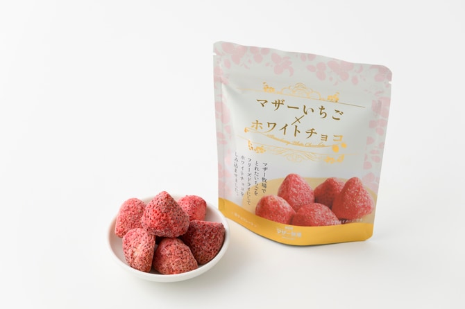 マザーいちご×ホワイトチョコレート 945円(50g入り)。