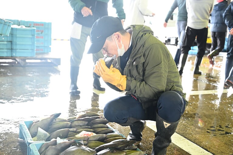 匂いを嗅いで臭みがないか確かめる場面も。