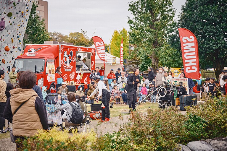 一番賑わっていたのが焚火体験や、チャムスオリジナルスパイスを使ったキッチンカーの並んでいるエリア。