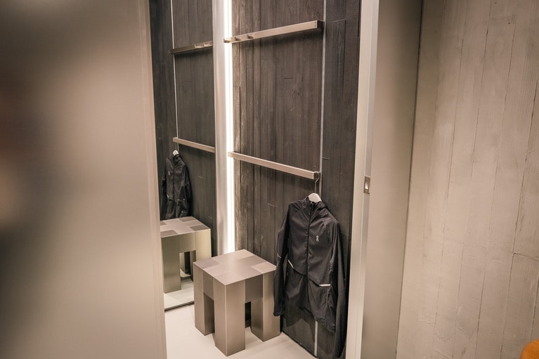 ランクラブのチェンジングルームの壁にも木材が使われています。